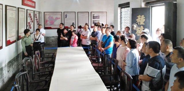 不忘初心 砥砺前行 ——临沂新华开展主题党日教育活动 第 2 张 不忘初心 砥砺前行 ——临沂新华开展主题党日教育活动 第 2 张
